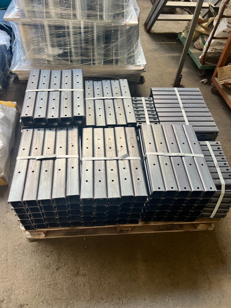 C형강 및 채널 가공품 적재